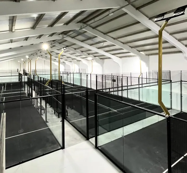 Jet Set Padel Club — 5 campos de padel indoor panorâmicos premium